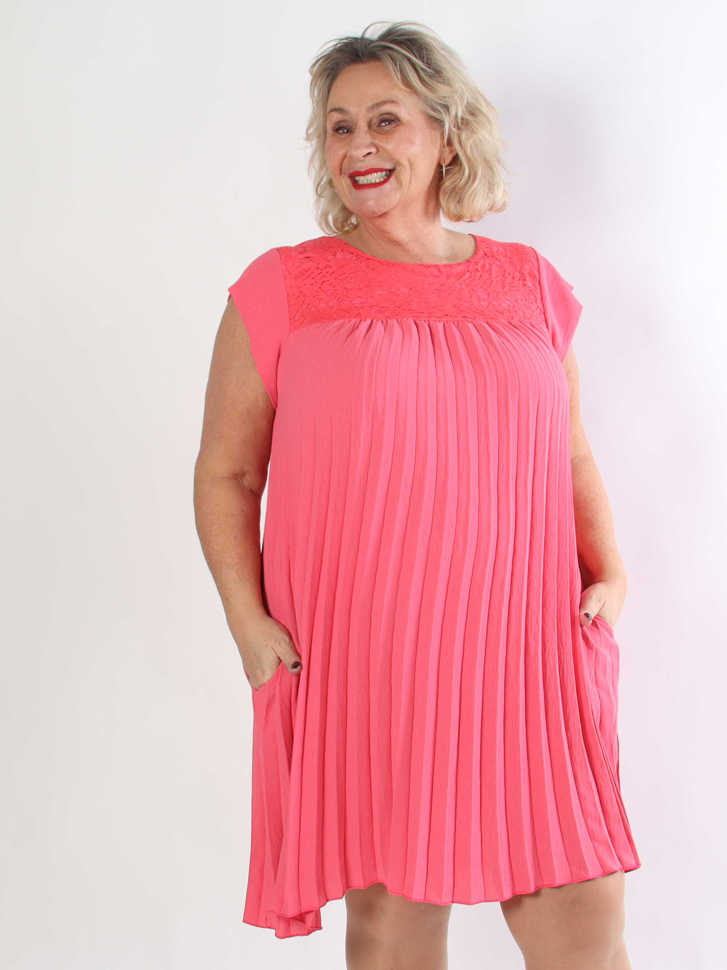 Nancy Lace Short - Plisserad plus size klänning med spets och fickor